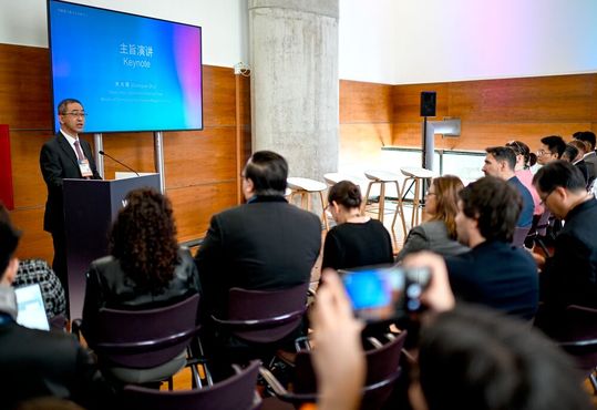 Guangyao Zhu, stellvertretender Leiter der Abteilung für Dienstleistungshandel des Handelsministeriums der Volksrepublik China, während eines Seminars der China-EU Digital Services Corporation am zweiten Tag des „Web Summit 2025“ in der MEO Arena in Lissabon, Portugal.(Bild:  Ramsey Cardy/Web Summit via Sportsfile)