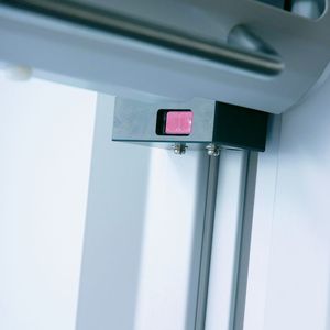 Abb.1: Eine optional erhältliche Lichtschranke erkennt aus dem Abzug herausragende Gegenstände und stoppt die Bewegung des Frontschiebers sofort.