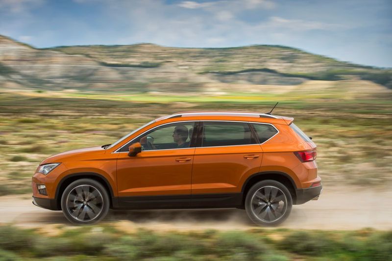 Das SUV fährt sich präzise, locker und leicht, schließlich basiert der Ateca auf bewährter VW-Technik. (Seat)