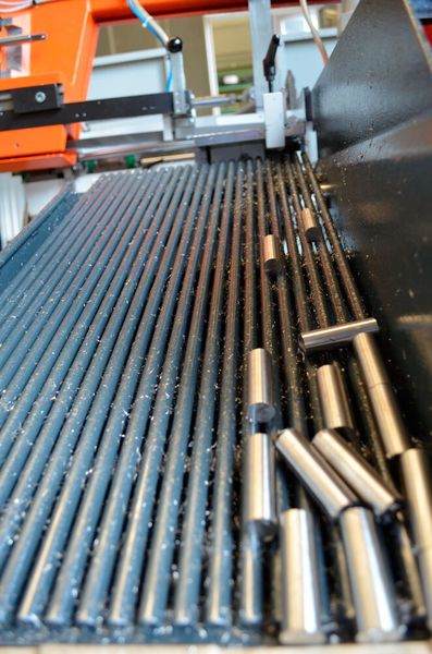 Die von der Kastomicut bei Mechtop auf Länge gesägten Abschnitte gelangen über eine Rutsche in einen Behälter und können dort von den Mitarbeitern abgeholt werden. (Bild: Kasto)