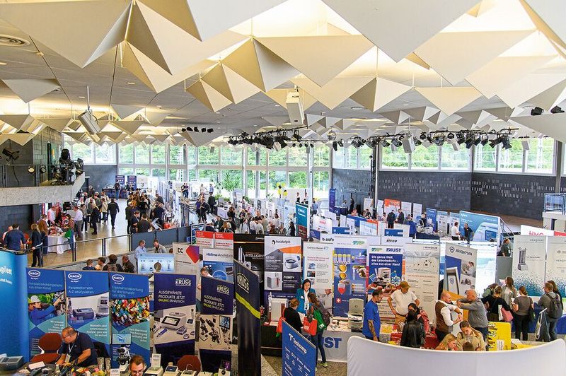 Über 120 Aussteller sind diesmal im Forum Leverkusen versammelt. Da sieht man vor lauter Roll-Ups die Halle kaum mehr.    Mehr Infos zu den kommenden LAB-SUPPLY-Messen finden Sie auf www.lab-supply.info (Bild: Stefan Stark)