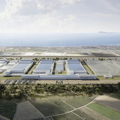 Die geplante Batteriezellfabrik von VW/Powerco liegt nördlich von Valencia unweit des Hafens von Sagunt (links). Rechts ist leicht transparent eine Erweiterungsstufe der Fabrik angedeutet. (Bild: Volkswagen AG)