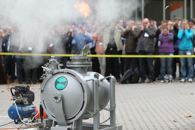 Im Jahr 2011 fand auf der Technopharm eine Live-Explosion von der Firma Rembe statt. (Bild: Nürnberg Messe)
