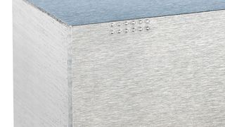 Der dreiecksförmige Einsatz mit den pyramidenförmigen Zähnen dringt durch Einschneiden in das zu bearbeitende Material ein und schafft so eine formschlüssige Spannung des Werkstücks. (SMW Autoblok)