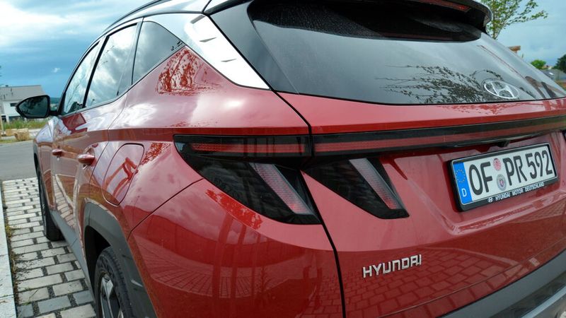 Am Heck setzen die breiten Rückleuchten die Designlinie fort.  (Bild: Michel/»kfz-betrieb«)