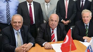 Schuler erhielt vom türkischen Stahlunternehmen Kardemir den bislang größten Einzelauftrag für eine Anlage zur Herstellung von Eisenbahnrädern. Die Vertragsunterzeichnung fand in Göppingen statt. (Foto: Schuler)