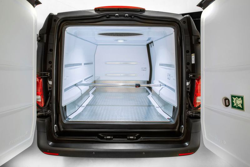 Die Frischdienstfahrzeuge von Kerstner stützen sich auf die Mercedes-Benz-Baureihen Citan, Vito (Foto) und Sprinter – die beiden zuletzt genanten gibt es im Programm „VanSolution“ von Mercedes-Benz Vans. Der Vito in langer Ausführung kommt auf ein Ladevolumen von 3,5 Kubikmeter. (Foto: Daimler)