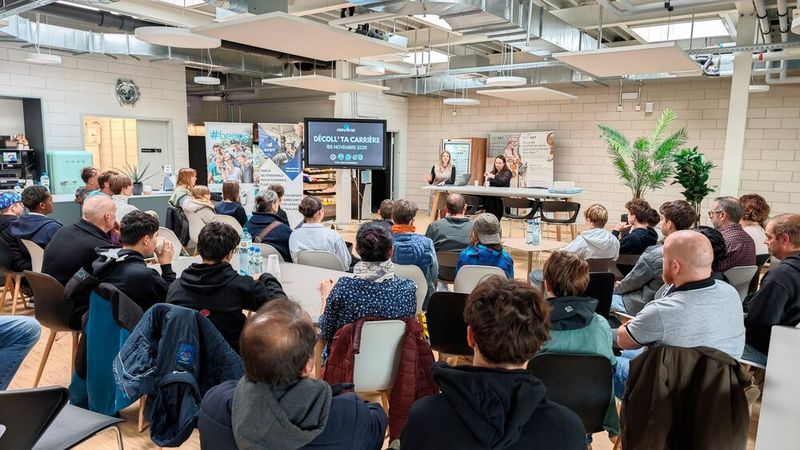 Les participants ont pu appréhender le monde du décolletage et de l'horlogerie en quelques minutes : un véritable « cours express ». (Source : Pierre-Yves Kohler)