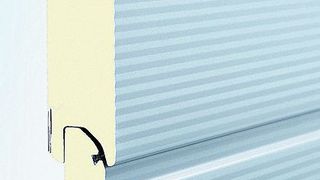 Schnitt durch das Schnelllauftor HS 7030 PU: Deutlich sind die ausgeschäumten Kernbereiche der Torlamellen zu sehen, die für die guten Wärmedämmung verantwortlich sind.  Bild: Hörmann KG (Archiv: Vogel Business Media)