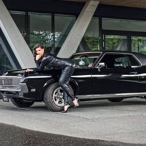 Der Fotokalender „Girls & legendary US-Cars“ spielt viel mit den Farben – Frau und Auto bilden dadurch eine Symbiose.(Bild:  Carlos Kella)