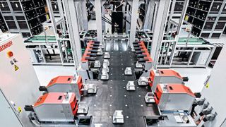 Platz 3: Das Planarmotorantriebssystem XPlanar von Beckhoff ermöglicht einen Produkttransport mit echten 6D-Mover-Bewegungen, wie hier in der Beckhoff Klemmenfertigung. (Bild: Beckhoff)