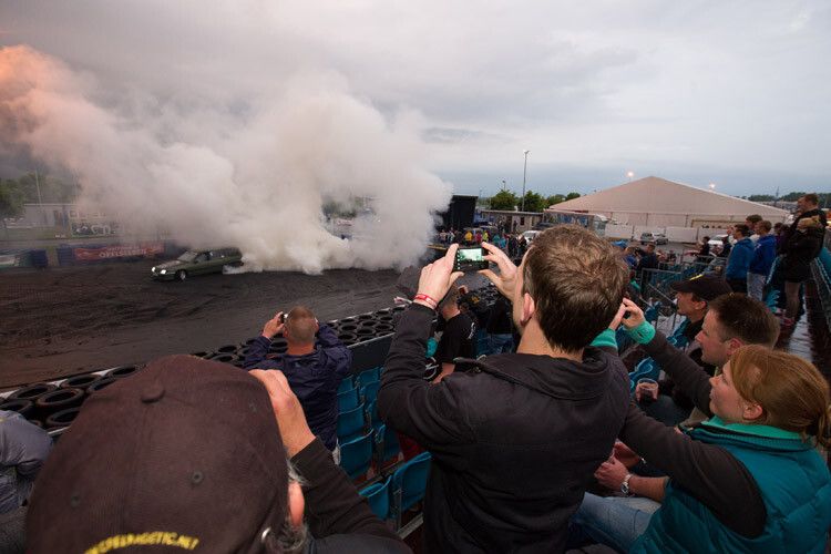 Beim Burnout-Contest wird jeder Reifenplatzer mit einem lautstarken Gröhlen der Masse gefeiert. (Foto: Opel)