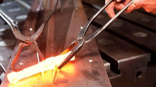 Für unterschiedliche Tätigkeiten existieren unterschiedliche Werkzeuge – das soll mit ergonomischen Zangen auch so bleiben.  (Ralf Büchler/IPH)