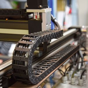 Einfach und günstig automatisieren: In seinen unterschiedlichen Konstruktionen setzt Martin Langhoff unter anderem auf Linearführungen und Energieketten von Igus.