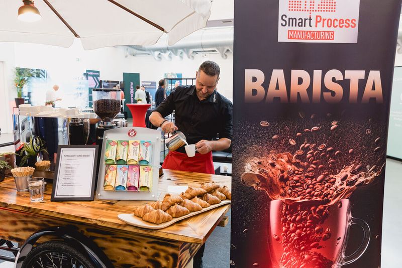 Ein echter Barista verwöhnt die Besucher in den Kaffee & Networking-Pausen mit leckeren Kaffeespezialitäten. (Bild: Stefan Bausewein)