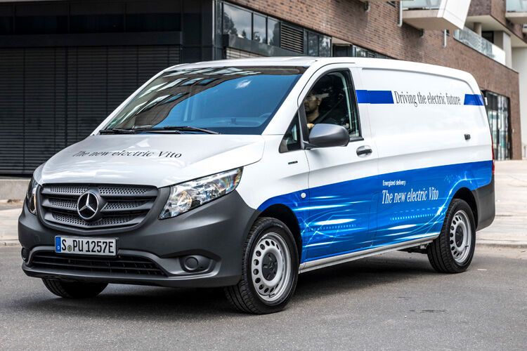 Kunden, die weniger Ladevolumen benötigen, werden beim bis zu 120 km/h schnellen und in zwei Längen verfügbaren Mercedes E-Vito fündig. (Bild: Daimler)