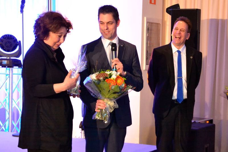 Auch die Organisatorin der Verbandstagung, Miriam Heidermanns, erhielt  ein Präsent von Felix Gebhart von Mazda Deutschland und von Marco Böttcher vom MHV. (Mauritz)