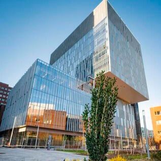 Das neue Bayer-Forschungszentrum belegt die oberen beiden Stockwerke. Das neue Bayer-Forschungszentrum belegt die oberen beiden Stockwerke.