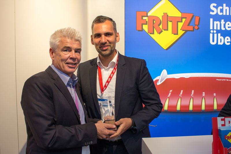 Uwe Horstmann, Wortmann, überreicht Florian Candes, AVM, am Samstag den Preis 