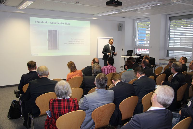 Dr. Ralph Hintemann vom Borderstep Institut moderierte den Thinktank zum Thema „Datacenter 2025: Im Zeichen der Cloud?“ Auch hier wie in den Workshops waren ursprünglich viel weniger Besucher angemeldet. Um so schöner, dass viele mitdiskutierten. Die Hintemann-Keynote, der letzte Vortrag des Tages, nahm sich der Rechenzentren als „Hidden Champions der digitalen Gesellschaft“ an.  ()