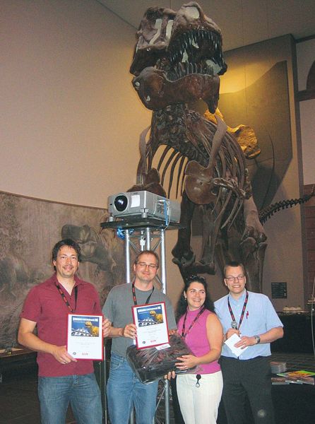 Preisverleihung in passender Umgebung: Die Gewinner der „Glynosaurus-Rex“-Aktion. (Bild: GLYN)