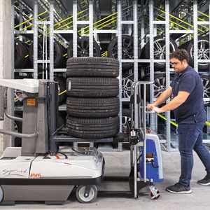 Im Anschluss wird der Stapel mit dem Übergeber auf das Regalbediengerät „Gorilla“ verladen, ehe er dann im entsprechenden Platz im Räderlager eingelagert wird. Der gesamte Prozess spart Zeit, da der Mitarbeiter die Räder nicht einzeln bewegen muss, und jede Menge Kraft.(Bild:  Scholz)