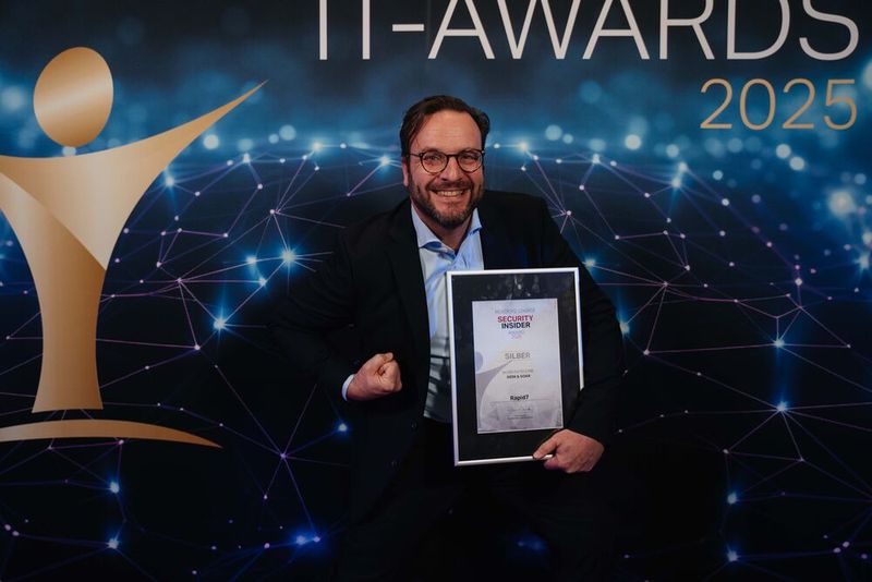 Der Award hat Power! Paul Bauer von Rapid7 zeigt mit der Becker-Faust seine Freude über den Silber-Award in der Kategorie „SIEM & SOAR“ (Security-Insider). (Bild: Manuel Emme Fotografie)