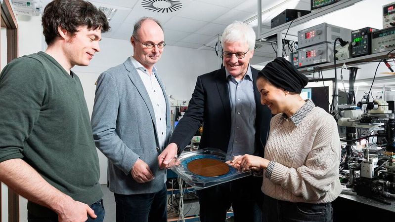 ERC Synergy Grant for the ATHENS project team with Adrian Schwarzenberger, Prof. Stefan Bräse, Prof. Christian Koos and Hend Kholeif (from left to right). (Image: Amadeus Bramsiepe, KIT)