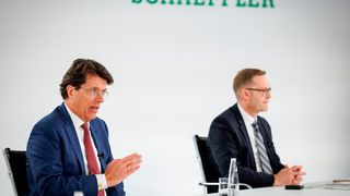 Jahrespressekonferenz der Schaeffler AG (von links): Klaus Rosenfeld, Vorsitzender des Vorstands und Claus Bauer, Vorstand Finanzen & IT (Bild: Schaeffler AG/Daniel Karmann)
