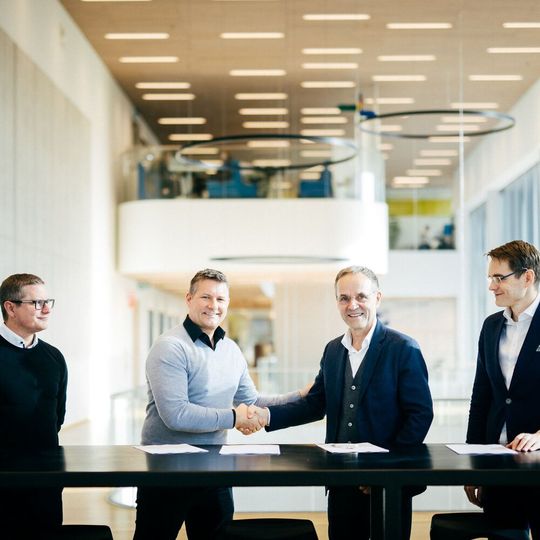 Linde Engineering und Coolbrook unterzeichneten die Kooperationsvereinbarung auf dem Brightlands Chemelot Campus in Geleen, Niederlande. Linde Engineering und Coolbrook unterzeichneten die Kooperationsvereinbarung auf dem Brightlands Chemelot Campus in Geleen, Niederlande.