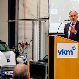Die TU Darmstadt hat an ihrem Institut für Verbrennungskraftmaschinen und Fahrzeugantriebe  ein Demo-Zentrum für Elektromobilität und Hybridtechnik eröffnet. Institutsleiter Prof. Dr. Christian Beidl begrüßte die Gäste.