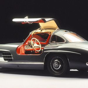 Vorläufer des Serien-300SL war eine Rennversion des Fahrzeugtyps, die ausschließlich als solche gedacht war. Doch Max Hoffman, US-amerikanischer Importeur von Mercedes-Benz-Fahrzeugen, wünschte sich vom Daimler-Benz-Vorstand einen großen und einen kleinen Mercedes-Sportwagen für seine Kundschaft. Nach langem Abwägen fiel die Entscheidung für eine Serienproduktion des 300 SL in der Straßenversion als W 198. Und zugleich die Produktion eines kleineren Roadsters, des 190 SL.(Bild:  Mercedes-Benz AG)