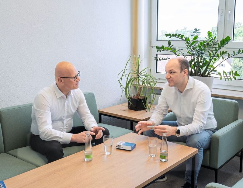 Jörg Ralf Oeder, technischer Leiter der Geschäftseinheit Weiss Spindeltechnologie (links), und Dr. Jens Falker, Technischer Leiter GMN Paul Müller Industrie GmbH & Co. KG.(Bild:  GMN)