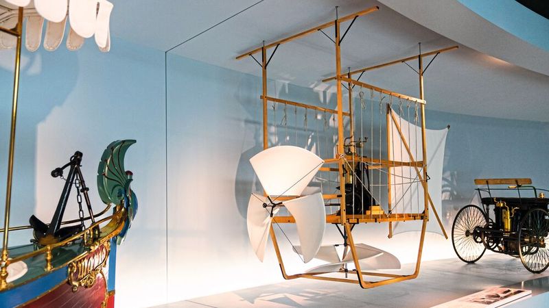 Ein Rekonstruktion der Gondel samt „Standuhr“ des Wölfertschen Luftschiffs ist im Mercedes-Benz-Museum ausgestellt. Vor 135 Jahren gelingt mit diesem am 10. August 1888 die erste von einem Verbrennungsmotor angetriebene Luftfahrt der Welt. (Bild: Mercedes-Benz)