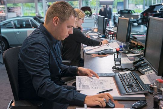Die Ausbildung zum Automobilkaufmann zählt zu denen mit den höchsten Zuwachsraten. Die Ausbildung zum Automobilkaufmann zählt zu denen mit den höchsten Zuwachsraten.