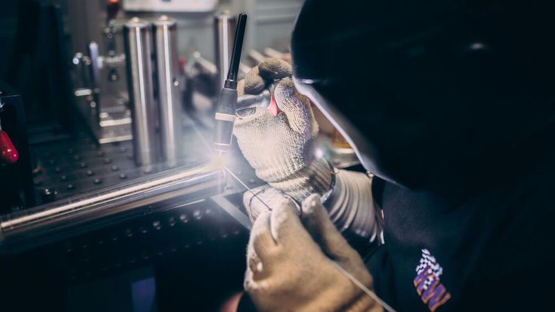Die Schweißerei ist das Herzstück der mechanischen Fertigung. Hier trifft Handwerkskunst auf Innovation. KW setzt die Schweißverfahren WIG und CMT ein. Moderne Maschinen unterstützen und entlasten dabei die Fachkräfte.  (Bild: KW automotive)