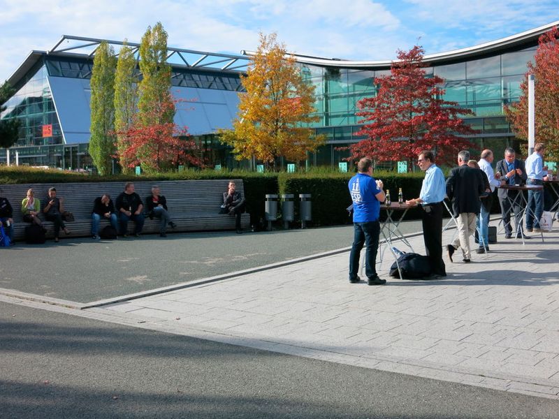 Auch das ist die Motek 2015: sonnige Mittagspause am ersten Messetag. (Reinhardt)