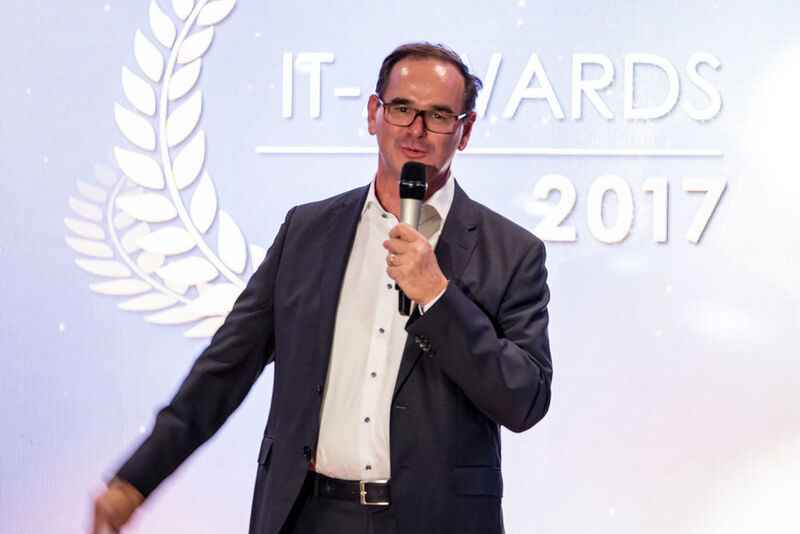Gastgeber Werner Nieberle, Geschäftsführer der Vogel IT-Medien GmbH, verriet den mehr als 200 Gästen, dass mehr als 32.000 Stimmen in den 43 Gewinnerkategorien des Readers' Choice Award abgegeben wurden. (Herr Müller, herrmueller.info)