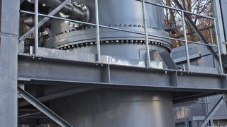 Der adiabate Druckspeicher ist eine Weiterentwicklung des herkömmlichen Druckluftspeichers. Grundidee ist, 
die Verdichtungswärme bei der 
Beladung nicht verloren zu geben, sondern zwischenzuspeichern.  (Bild: DLR)