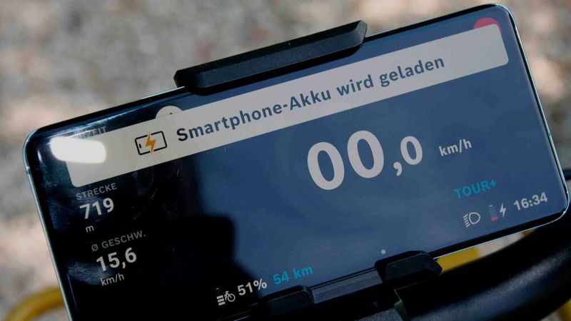 Wird das Smartphone in den Grip geklemmt, startet umgehend der induktive Ladevorgang. (Bild: sp-x / Mario Hommen)
