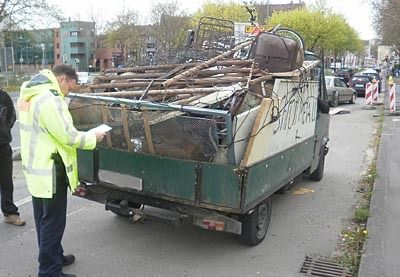 „Der eigentliche Schrott war nicht die Ladung auf dem 33 Jahre alten Kleinlaster, sondern eher das Fahrzeug selber“, bilanzierte die Polizei Kassel.  Bild: POL-KS/obs (Archiv: Vogel Business Media)