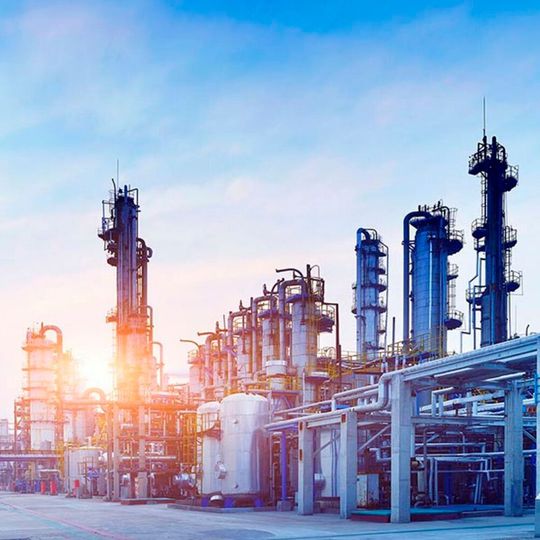 Von Januar bis September ging – im Vergleich zum Vorjahr – der Umsatz der chemischen Industrie um rund 23 % auf 21,9 Milliarden Euro zurück.(Bild:  VCI/ Chemie RP)