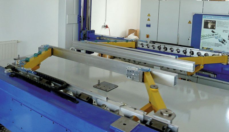 Demonstrationsanlage eines 3D-Transfers für größere Pressen. Dieser Transfer hat die Anlenkpunkte über dem Werkzeug, dadurch können hier auch kleinere, leichtere Schienenprofile eingesetzt werden. Bild: Kuhn (Archiv: Vogel Business Media)
