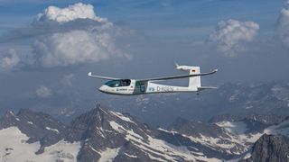 Die Pioniere Klaus Ohlmann and Ingmar Geiß haben die erste Alpenüberquerung mit einem Elektroflugzeug mit Batteriespeicher gemeistert. (e-Genius)