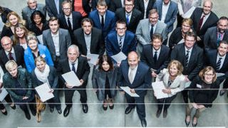 Bei der Überreichung der Urkunde: Bilkay Öney, Integrationsministerin Baden-Württemberg; Mathias Kalmbach, Marketingleiter Würth Elektronik eiSos; Mirjam Hermann, Human Ressource Würth Elektronik eiSos (v. l.) (Bild: WHF/Würth Elektronik)