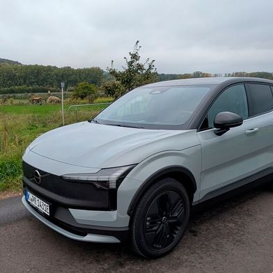 Darf es ein bisschen mehr SUV ein? Für alle, die diese Frage mit ja beantworten, ist die Cross-Country-Version eine interessante Alternative zum EX30. (Bild: Mauritz – VCG)