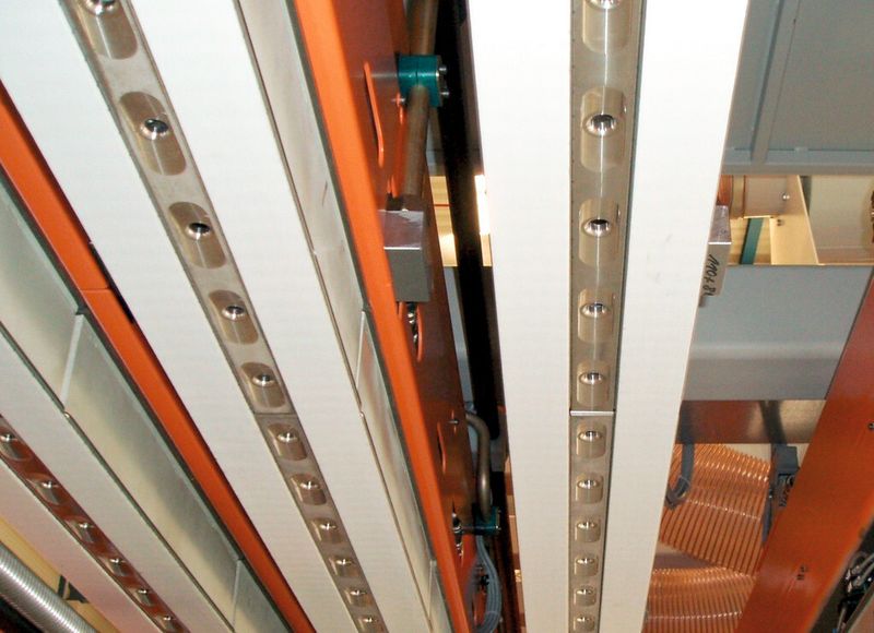 Mithilfe der Vakuumtechnik ist es auch möglich, Bleche beziehungsweise Platinen über Kopf zu befördern. (Bild: Schuler)