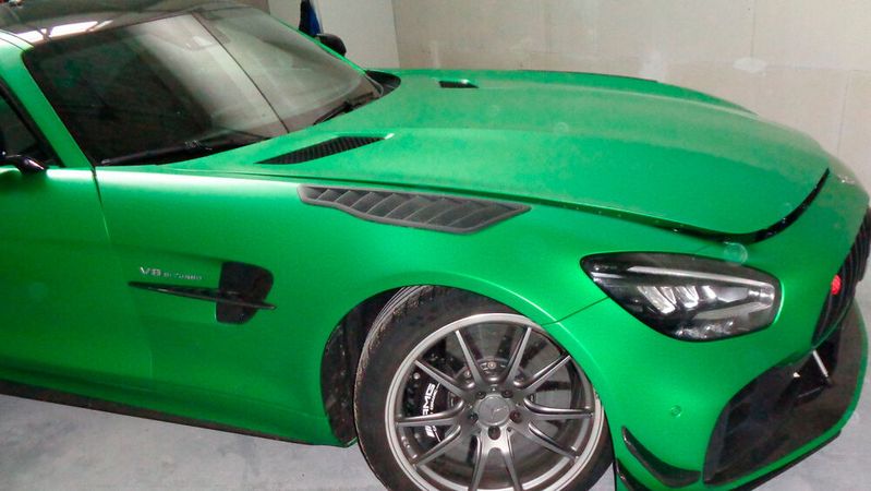 Diesen Mercedes AMG GT im Wert von 230.000 Euro stahlen die Täter in Nürburg (Rheinland-Pfalz).(Bild:  Polizei Osnabrück)