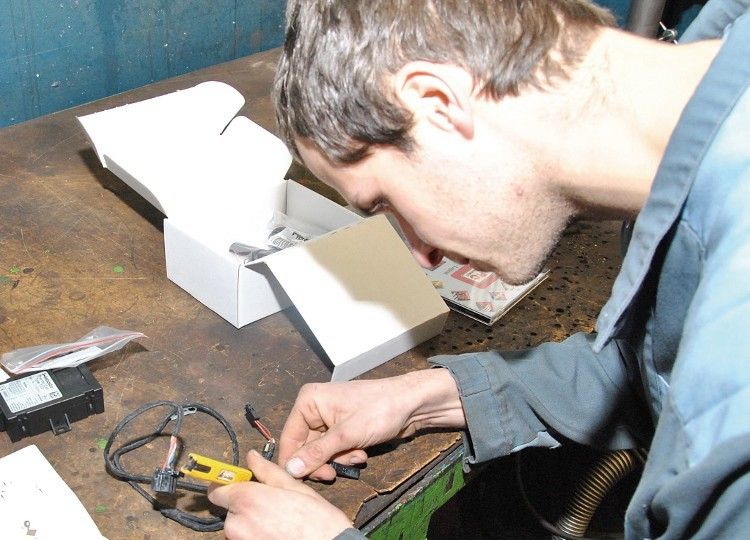 Je nach verbauter Bedieneinheit muss man eine optionale Leitung des Kabelstrangs in das Steckergehäuse führen. (Foto: Dominsky)