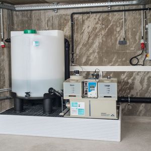 Die Neutralisationseinheit besteht aus einem Vorratsbehälter, der Neutralisationsanlage, einer Steuerung und einer Sicherheitswanne.